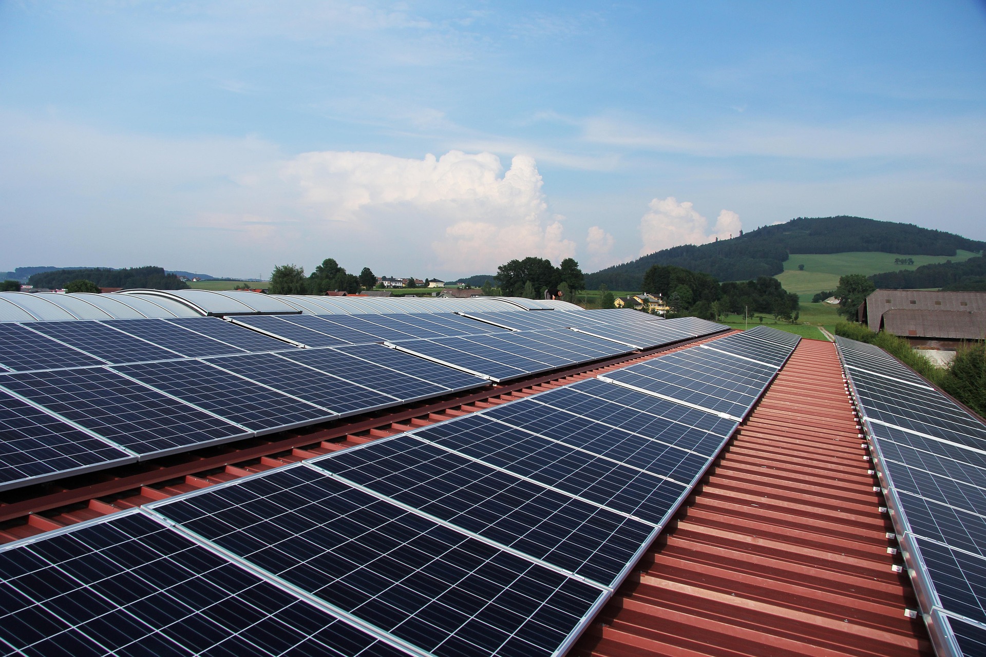 Ampia installazione solare su tetto